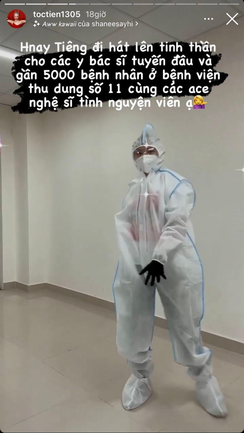 Giọng ca Ngày Mai cẩn thận lên đồ bảo hộ kỹ càng trước giờ diễn.