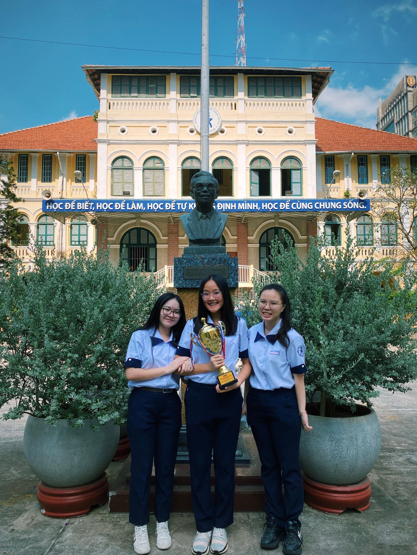 Quỳnh Anh, Kiều Phan và Anh Thư tại trường THPT chuyên Trần Đại Nghĩa - Ảnh: NVCC Quỳnh Anh, Kiều Phan và Anh Thư tại trường THPT chuyên Trần Đại Nghĩa - Ảnh: NVCC