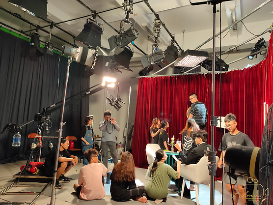 Dù ê-kíp trẻ tuổi nhưng độ chuyên nghiệp thì không cần bàn cãi! - Ảnh: Filmies Production Dù ê-kíp trẻ tuổi nhưng độ chuyên nghiệp thì không cần bàn cãi! - Ảnh: Filmies Production