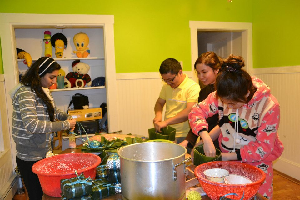 Các bạn sinh viên Việt ở Mỹ gói bánh chưng đón Tết. Các bạn sinh viên Việt ở Mỹ gói bánh chưng đón Tết