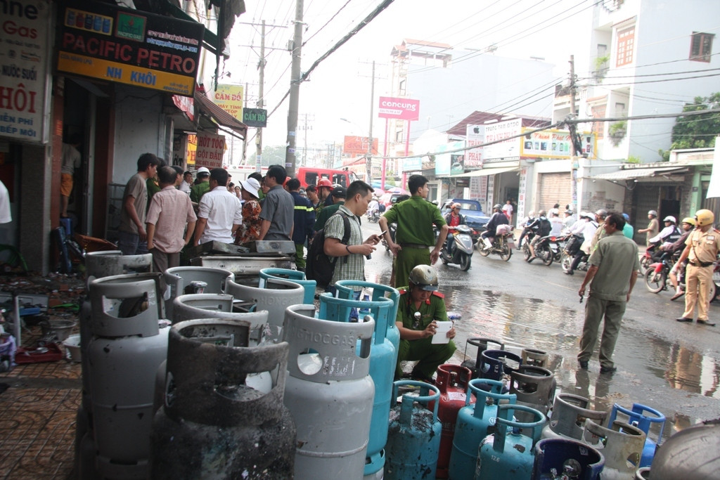 Nhiều bình và bếp gas bị cháy đen