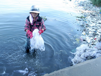 Bà Đối từng ngày nhặt rác làm từ thiện giữa vùng nước cảng cá tanh bẩn đen sì và độc hại