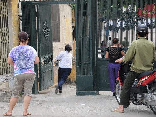 Dù đã được nhà trường căn dặn, bố mẹ nhắc nhở nhưng nhiều thí sinh vẫn đến muộn