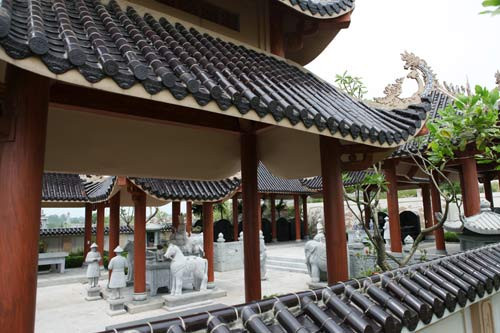 Một khu mộ được xây theo lối kiến trúc cổ Á Đông. Người và ngựa đá giống như lăng tẩm vua chúa ở Huế . Ảnh: Hồng Phú Một khu mộ được xây theo lối kiến trúc cổ Á Đông. Người và ngựa đá giống như lăng tẩm vua chúa ở Huế