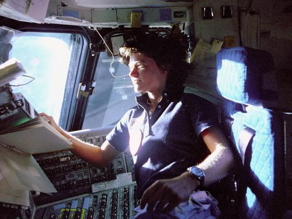 Sally Ride thuộc phi hành đoàn thực hiện nhiệm vụ STS-7 của tàu con thoi Challenge. Đây chính là người phụ nữ Mỹ đầu tiên bay vào vũ trụ ngày 18-6-1983