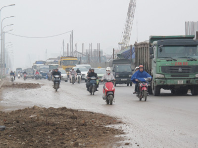 Một tuyến đường ở Hà Nội thường xuyên có xe tải ben đi và làm rơi đất cát	Ảnh: Nguyễn Tú