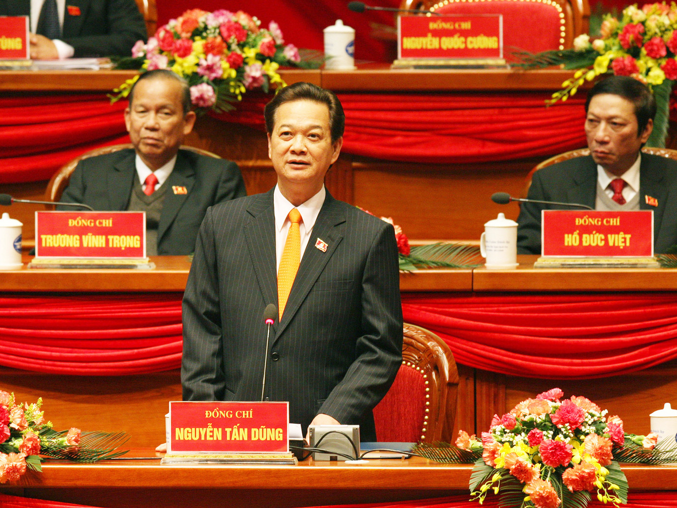 Ủy viên Bộ Chính trị, Thủ tướng Chính phủ Nguyễn Tấn Dũng điều khiển phiên thảo luận các văn kiện Đại hội tại hội trường chiều 14-1 Ảnh: TTXVN