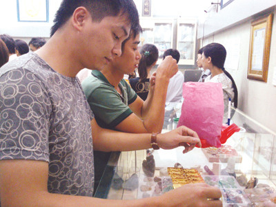 Ngân hàng thu phí gửi vàng khiến nhu cầu mua vàng tích trữ của người dân giảm (trong ảnh: Dân đến chi nhánh SJC miền Bắc mua vàng). Ảnh: Ngọc Mai