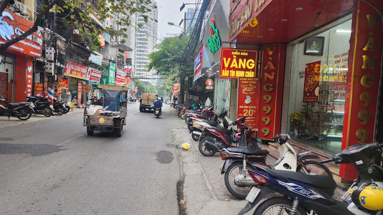 Đường Nguyễn Tuân, khu vực chưa giải phóng mặt bằng nhỏ hẹp, nhưng vỉa hè bị các cơ sở kinh doanh mặt đường chiếm dụng làm chỗ để xe.