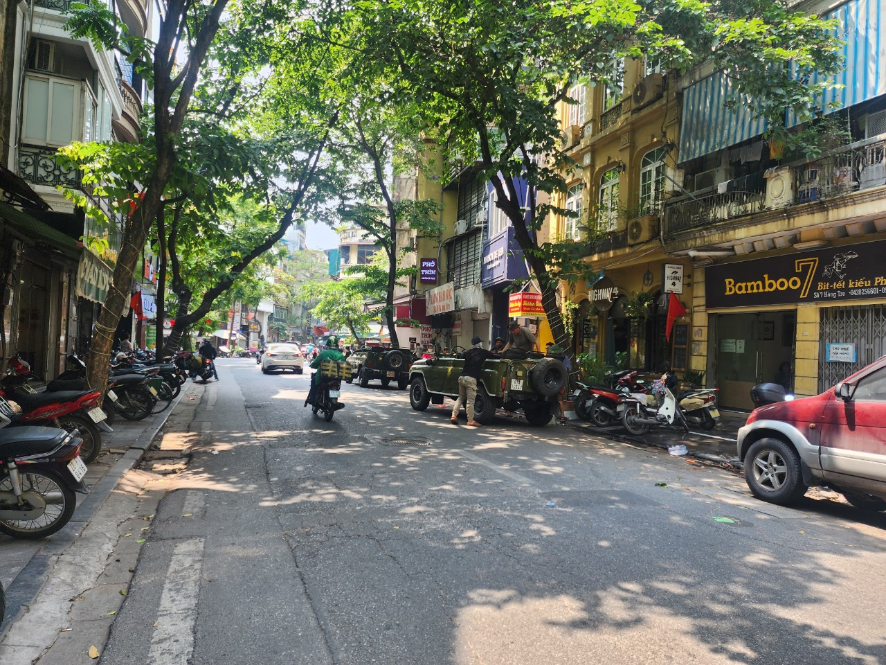 Các xe cũ nhãn hiệu UAZ, xe Jeep hoặc YA3 đón khách ở số 3B Hàng Tre