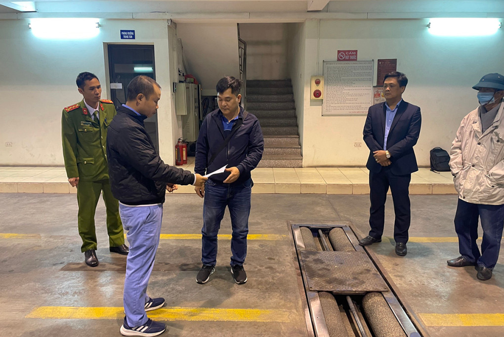 Cơ quan tố tụng Hà Nội khám xét Trung tâm đăng kiểm ở Gia Lâm, tháng 3/2023. Cơ quan tố tụng Hà Nội khám xét Trung tâm đăng kiểm ở Gia Lâm, tháng 3/2023.