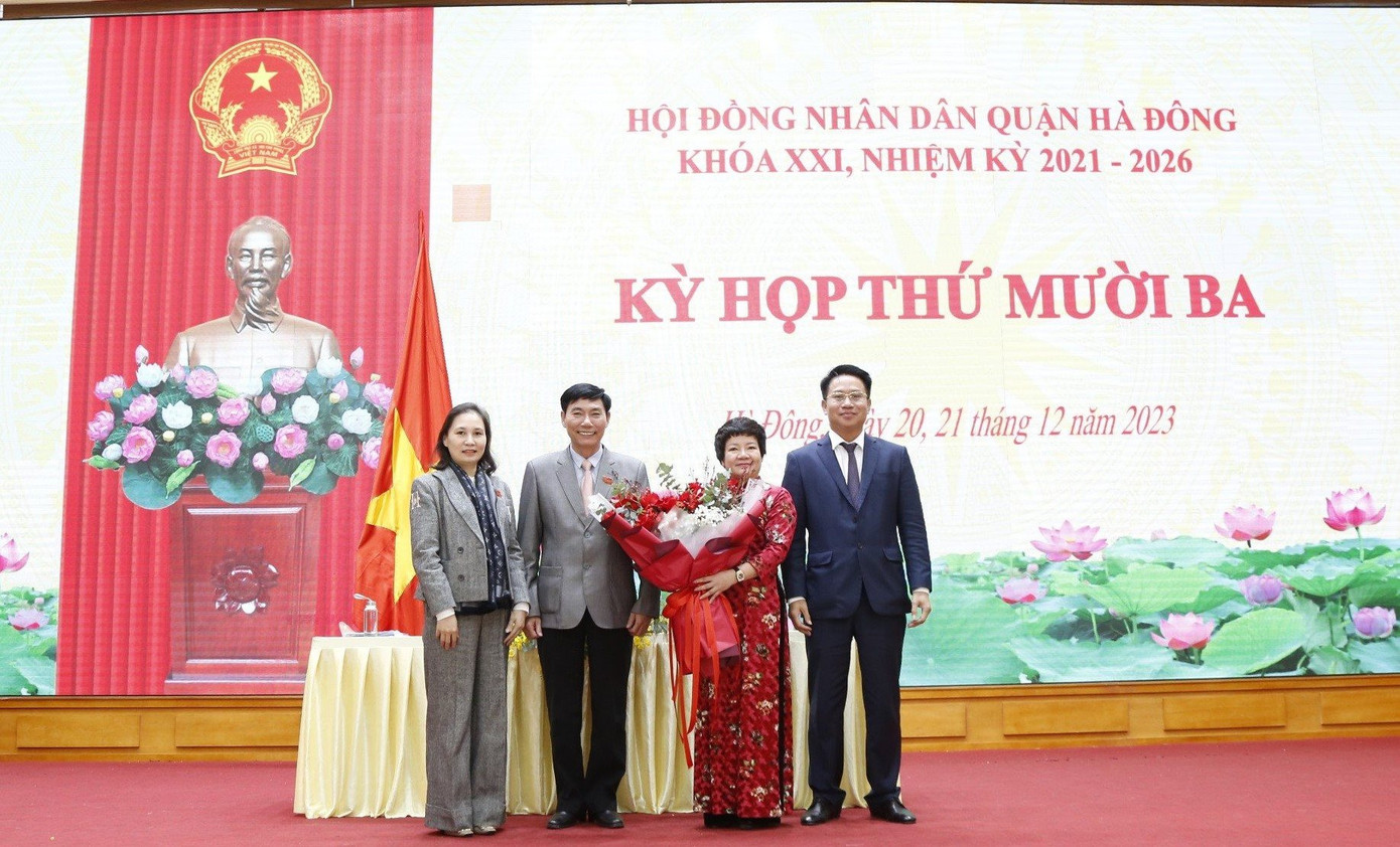 Lãnh đạo quận Hà Đông chúc mừng bà Trần Thị Lương An được bầu giữ chức Phó Chủ tịch UBND quận Hà Đông.