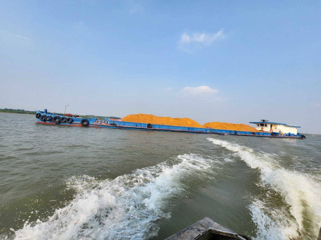 Tàu chở vật liệu xây dựng trên sông Hồng (Ảnh minh hoạ) Tàu chở vật liệu xây dựng trên sông Hồng (Ảnh minh hoạ)