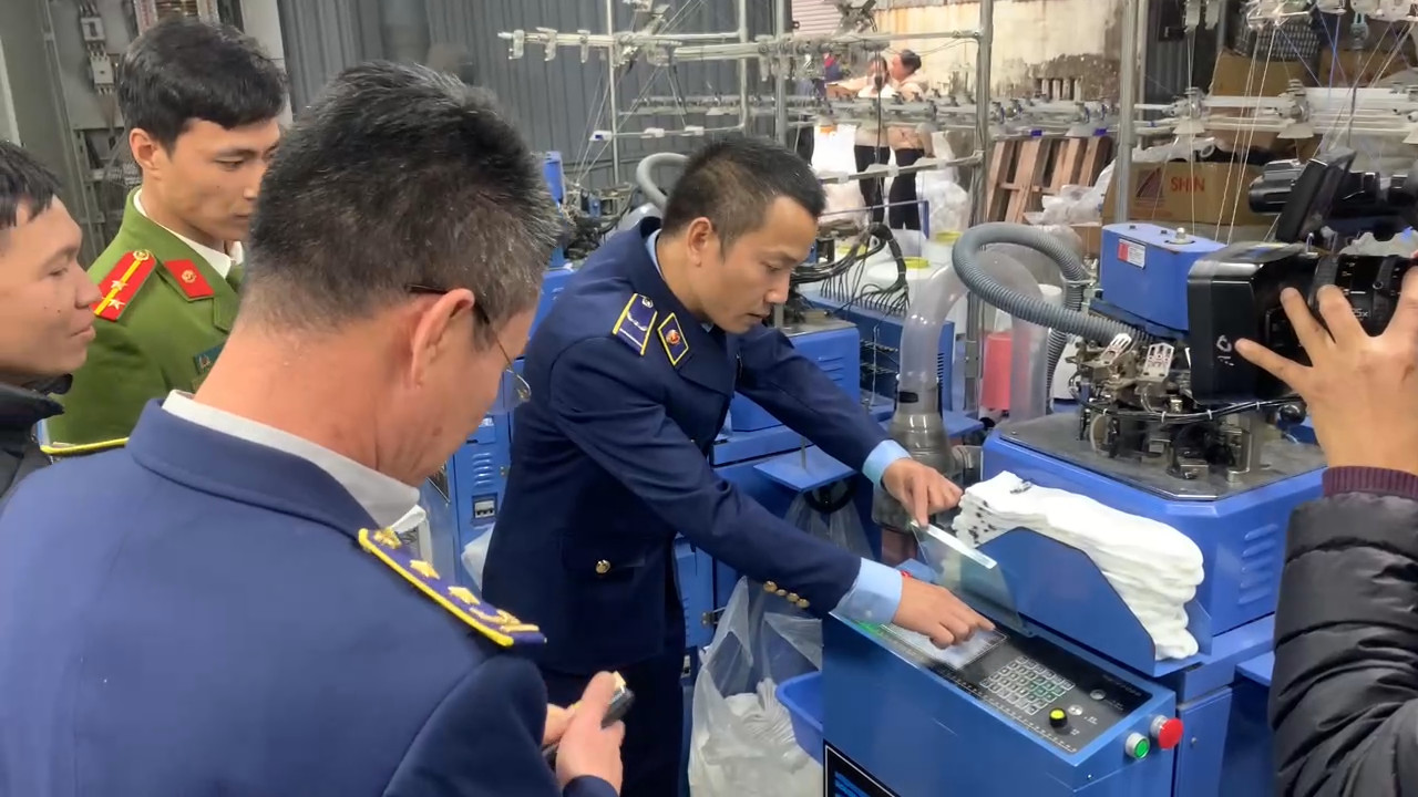 Lực lượng chức năng phát hiện cơ sở sản xuất bít tất giả nhãn hiệu các thương hiệu lớn tại Đông Anh Lực lượng chức năng phát hiện cơ sở sản xuất bít tất giả nhãn hiệu các thương hiệu lớn tại Đông Anh