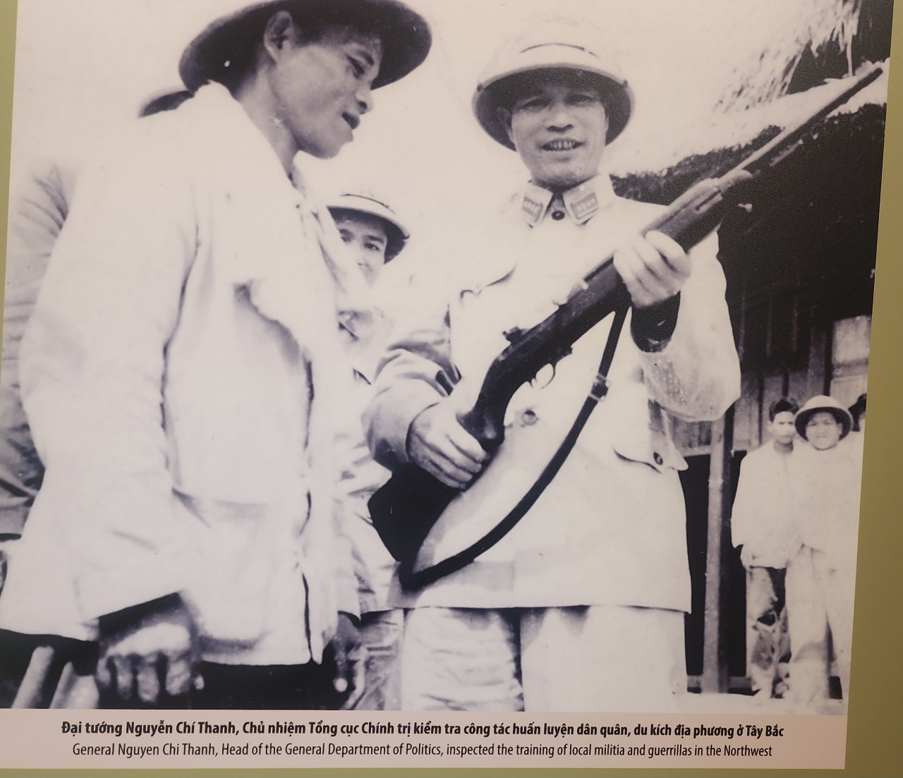 Đại tướng Nguyễn Chí Thanh kiểm tra công tác huấn luyện dân quân, du kích địa phương.