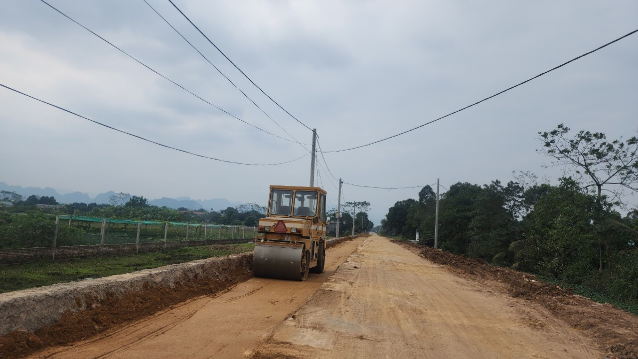 Đơn vị thi công đang san lấp nền nên thường xuyên bụi mù mịt nhất là những ngày nắng, còn ngày mưa thì đường trơn trượt. Ông Nguyễn Duy Hánh, Chủ tịch UBND xã Đồng Lạc cho biết, mỗi ngày đơn vị thi công đều cho xe phun nước từ 1-2 lần. Tuy nhiên, do mùa này khô hanh nên sau khi phun nước vài tiếng đường sẽ khô, mỗi khi xe đi qua sẽ cuốn theo bụi. Đơn vị thi công cũng thường xuyên căng dây hai bên đường tại khu vực thi công để cảnh báo. Tuy nhiên, mấy ngày nay đơn vị thi công đang đổ đá dăm để san lấp nền nên họ phải tháo dây ra. Đơn vị thi công đang san lấp nền nên thường xuyên bụi mù mịt nhất là những ngày nắng, còn ngày mưa thì đường trơn trượt. Ông Nguyễn Duy Hánh, Chủ tịch UBND xã Đồng Lạc cho biết, mỗi ngày đơn vị thi công đều cho xe phun nước từ 1-2 lần. Tuy nhiên, do mùa này khô hanh nên sau khi phun nước vài tiếng đường sẽ khô, mỗi khi xe đi qua sẽ cuốn theo bụi. Đơn vị thi công cũng thường xuyên căng dây hai bên đường tại khu vực thi công để cảnh báo. Tuy nhiên, mấy ngày nay đơn vị thi công đang đổ đá dăm để san lấp nền nên họ phải tháo dây ra.