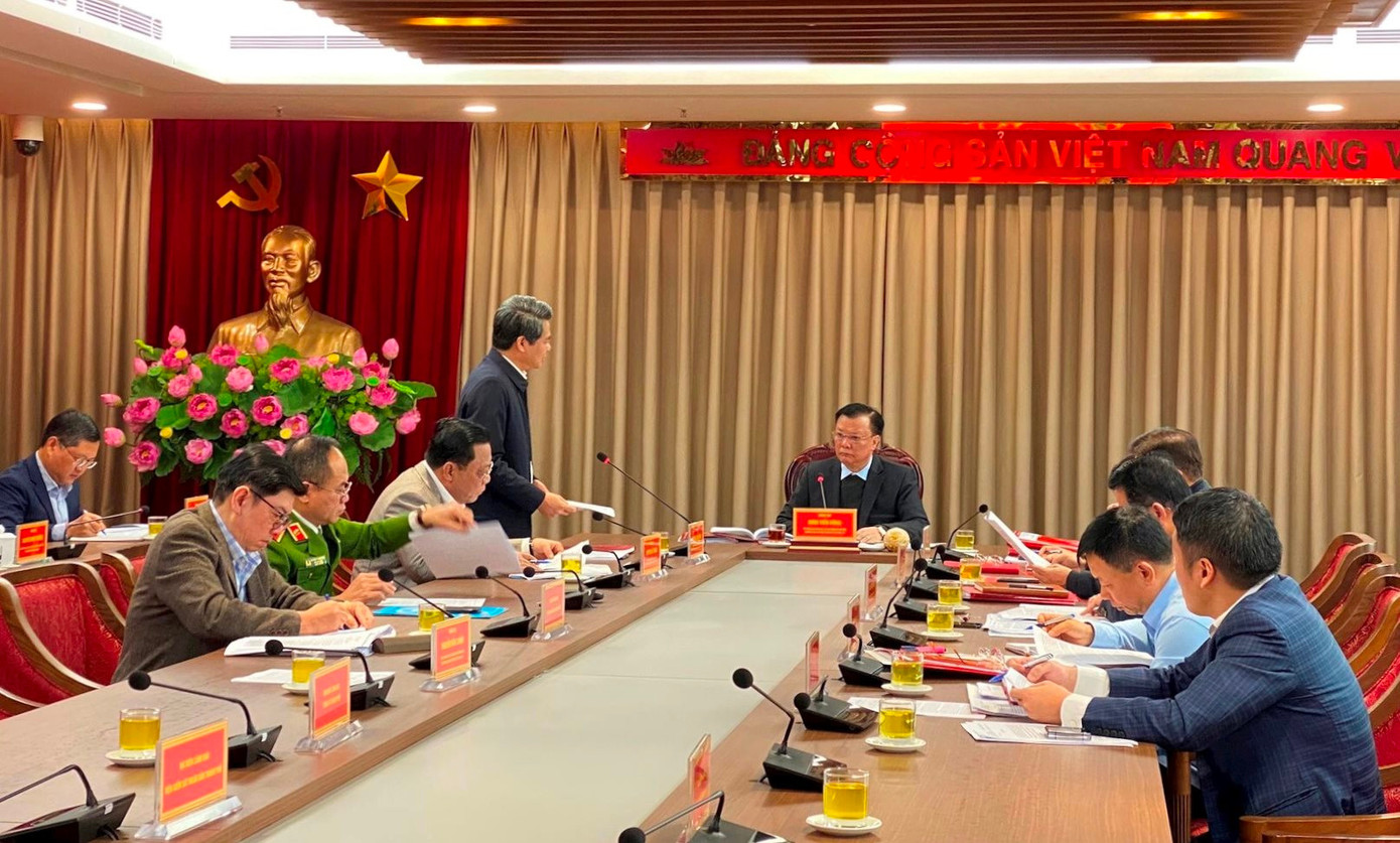 Bí thư Thành ủy Hà Nội Đinh Tiến Dũng chủ trì phiên họp. Bí thư Thành ủy Hà Nội Đinh Tiến Dũng chủ trì phiên họp.