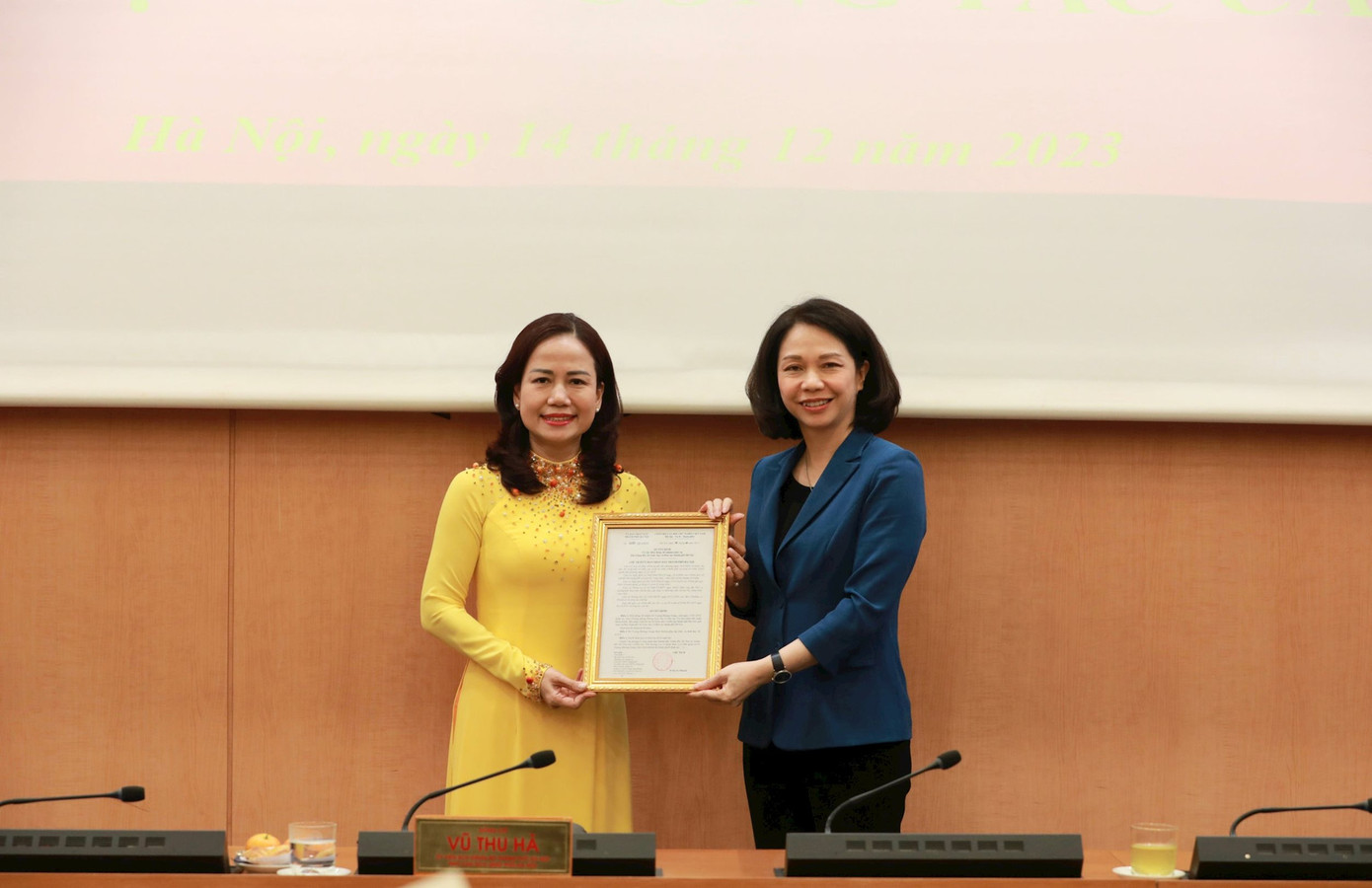 Bà Vũ Thu Hà - Phó Chủ tịch UBND thành phố Hà Nội, trao quyết định điều động, bổ nhiệm chức vụ Phó Giám đốc Sở GD&ĐT cho bà Vương Hương Giang.