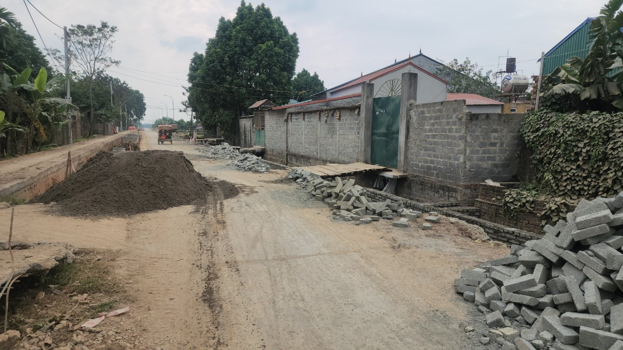 Tuyến đường dự án đoạn từ chợ Sẽ đơn vị thi công để vật liệu tràn gần hết lòng đường khiến phương tiện tham gia giao thông gặp khó khăn. Tuyến đường dự án đoạn từ chợ Sẽ đơn vị thi công để vật liệu tràn gần hết lòng đường khiến phương tiện tham gia giao thông gặp khó khăn.