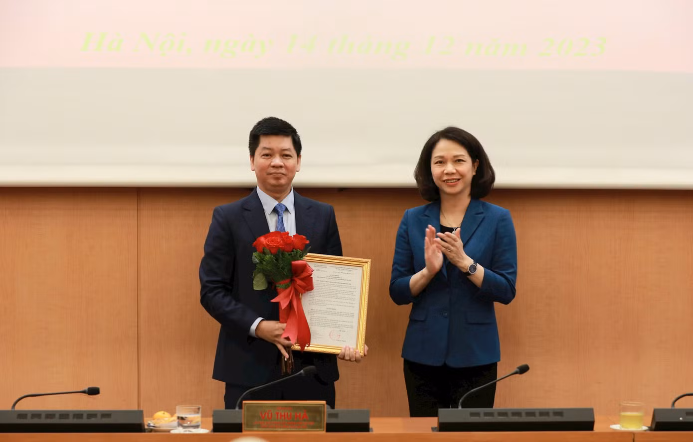Bà Vũ Thu Hà - Phó Chủ tịch UBND thành phố Hà Nội, trao quyết định bổ nhiệm chức vụ Phó Giám đốc Sở GD&ĐT cho ông Phạm Quốc Toản. Bà Vũ Thu Hà - Phó Chủ tịch UBND thành phố Hà Nội, trao quyết định bổ nhiệm chức vụ Phó Giám đốc Sở GD&ĐT cho ông Phạm Quốc Toản.