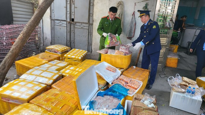 Đoàn công tác phát hiện kho thực phẩm đông lạnh không rõ nguồn gốc, xuất xứ tại quận Bắc Từ Liêm. Đoàn công tác phát hiện kho thực phẩm đông lạnh không rõ nguồn gốc, xuất xứ tại quận Bắc Từ Liêm.