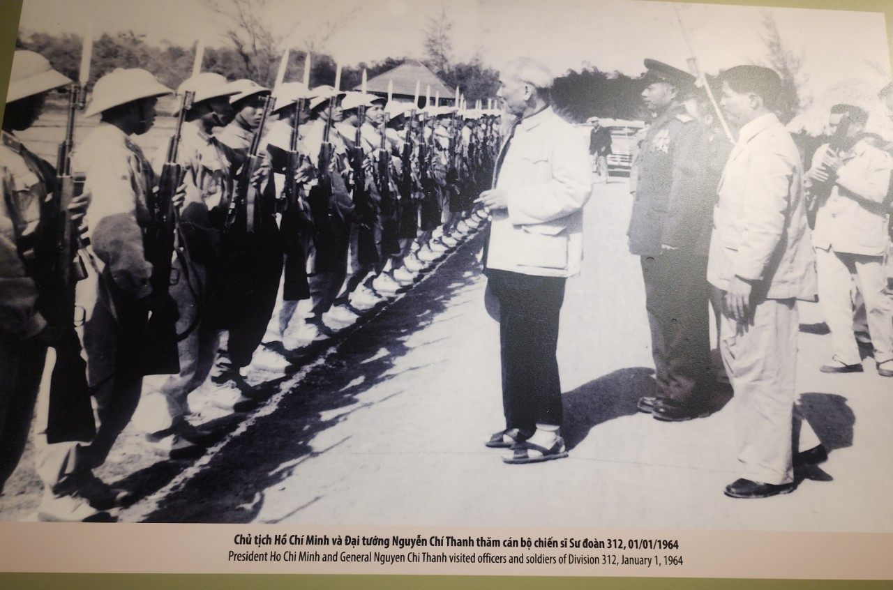 Chủ tịch Hồ Chí Minh và Đại tướng Nguyễn Chí Thanh thăm cán bộ chiến sĩ Sư đoàn 312.