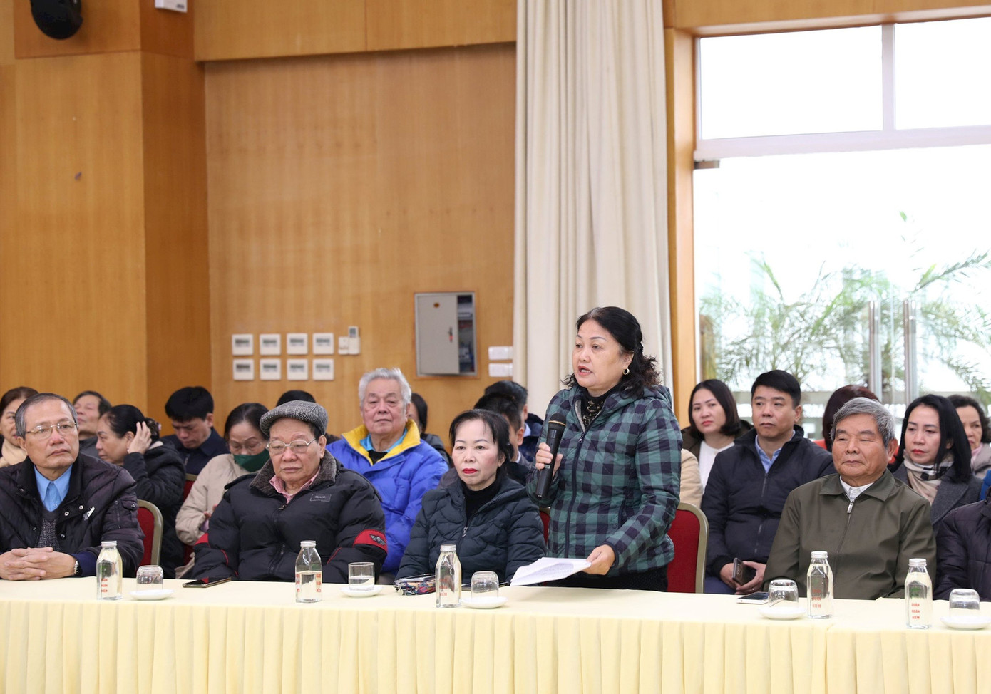 Cử tri quận Hoàn Kiếm phản ánh các vấn đề tại buổi tiếp xúc của các đại biểu HĐND thành phố.