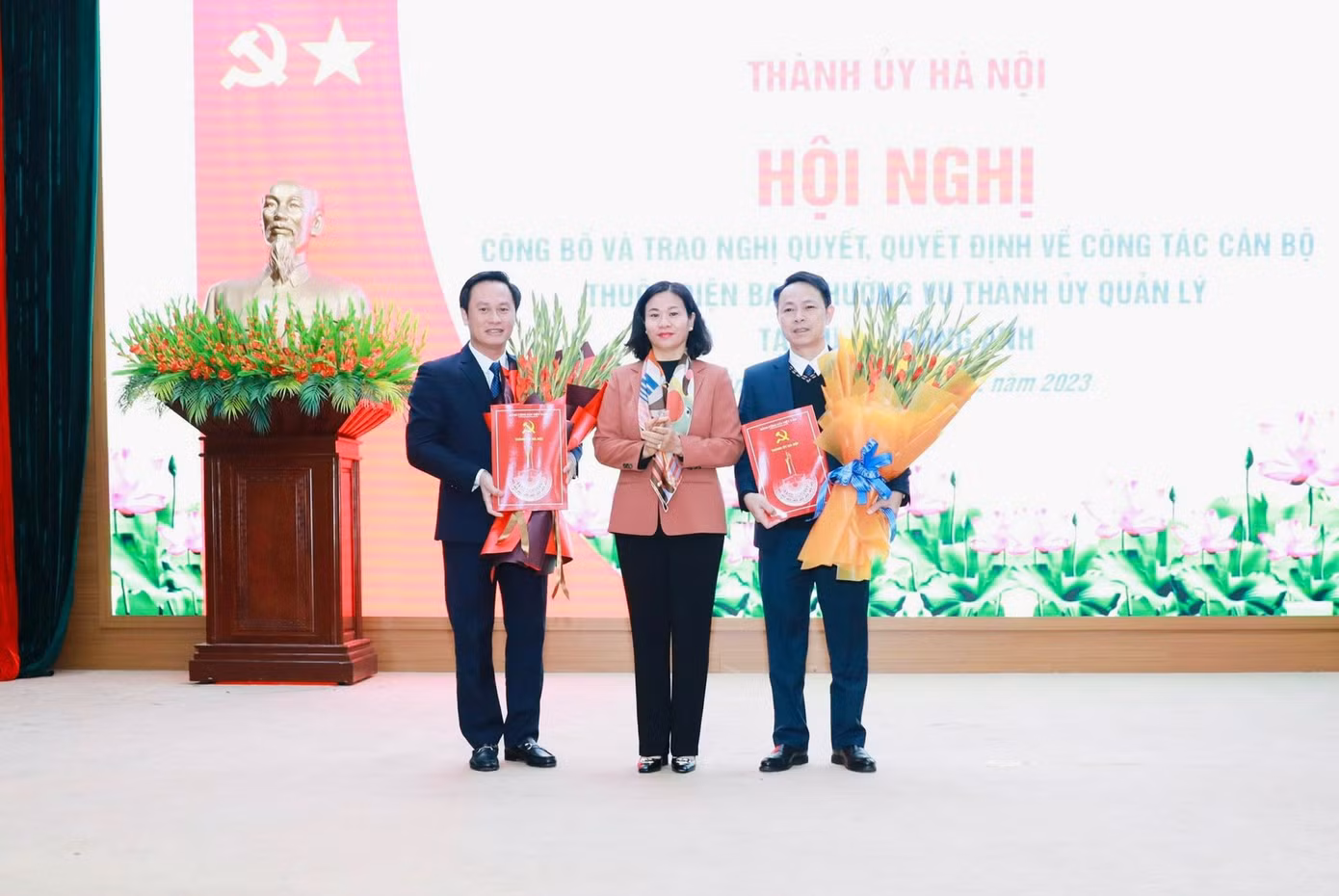 Phó Bí thư Thường trực Thành ủy Hà Nội Nguyễn Thị Tuyến trao Quyết định và tặng hoa chúc mừng hai ông Hoàng Hải Đăng và Đặng Minh Thắng.