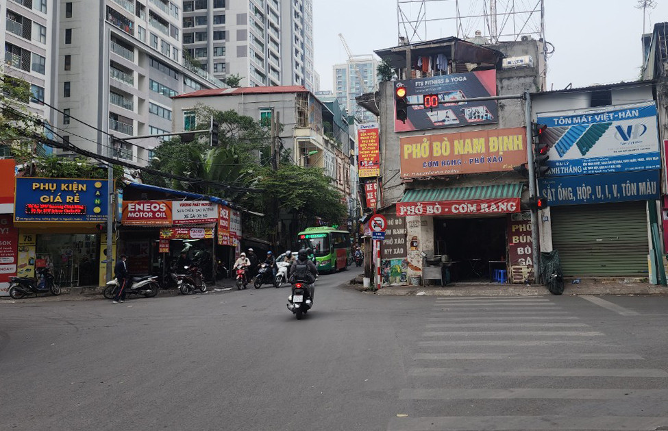 Tại Kỳ họp cuối năm của HĐND quận Thanh Xuân, khóa VI, nhiệm kỳ 2021-2026 được tổ chức ngày 15/12, Bí thư Quận ủy Thanh Xuân Bùi Huyền Mai cho biết, trong năm 2024, quận sẽ tiếp tục thực hiện giải phóng mặt bằng dự án cải tạo, mở rộng đường Nguyễn Tuân. Hiện nay, đường Nguyễn Tuân có hình dạng nút thắt cổ chai. Vì thế, ngã tư Nguyễn Tuân- Nguyễn Huy Tưởng luôn trong tình trạng ùn ứ. Từ lâu, Sở GTVT Hà Nội đã cấm xe ô tô hướng từ ngã tư Nguyễn Tuân - Nguyễn Huy Tưởng đi Lê Văn Lương.