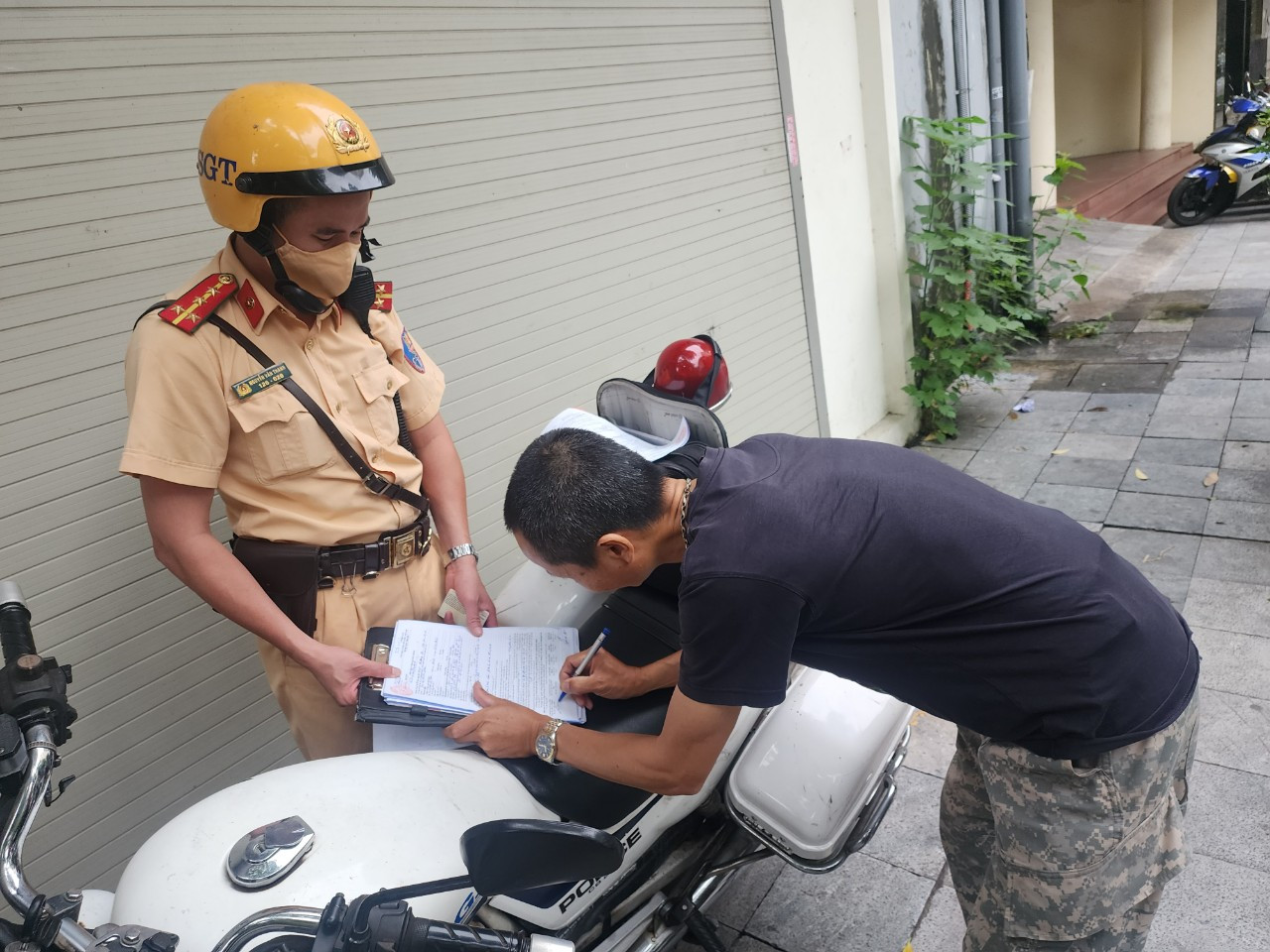 Một tài xế lái xe UAZ bị Đội CSGT số 1 lập biên bản vi phạm hành chính