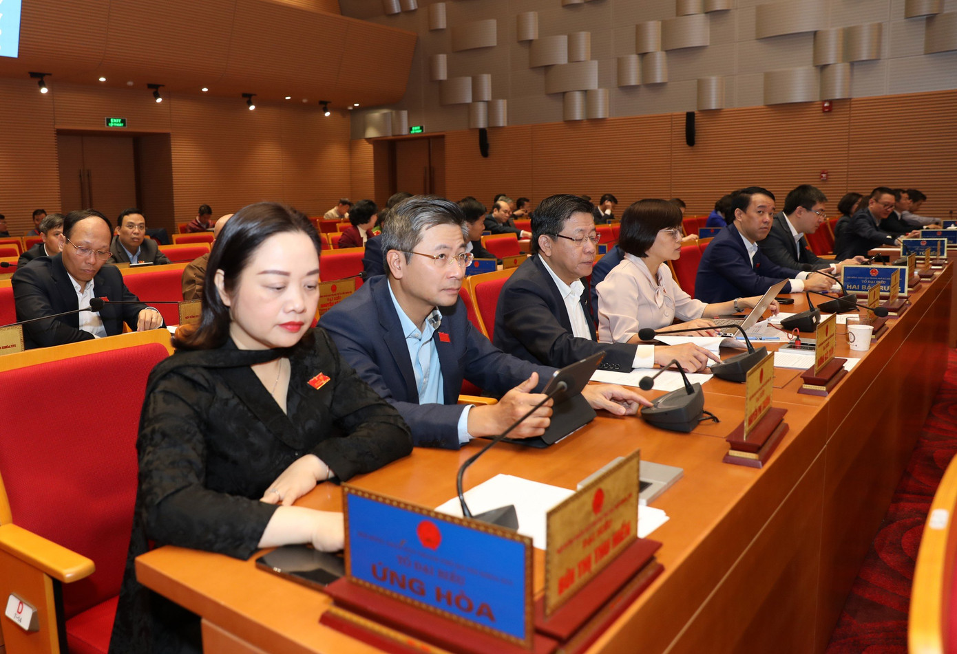 Các đại biểu bấm nút thông qua Đồ án Điều chỉnh chung quy hoạch Thủ đô năm đến năm 2045, tầm nhìn đến năm 2065.