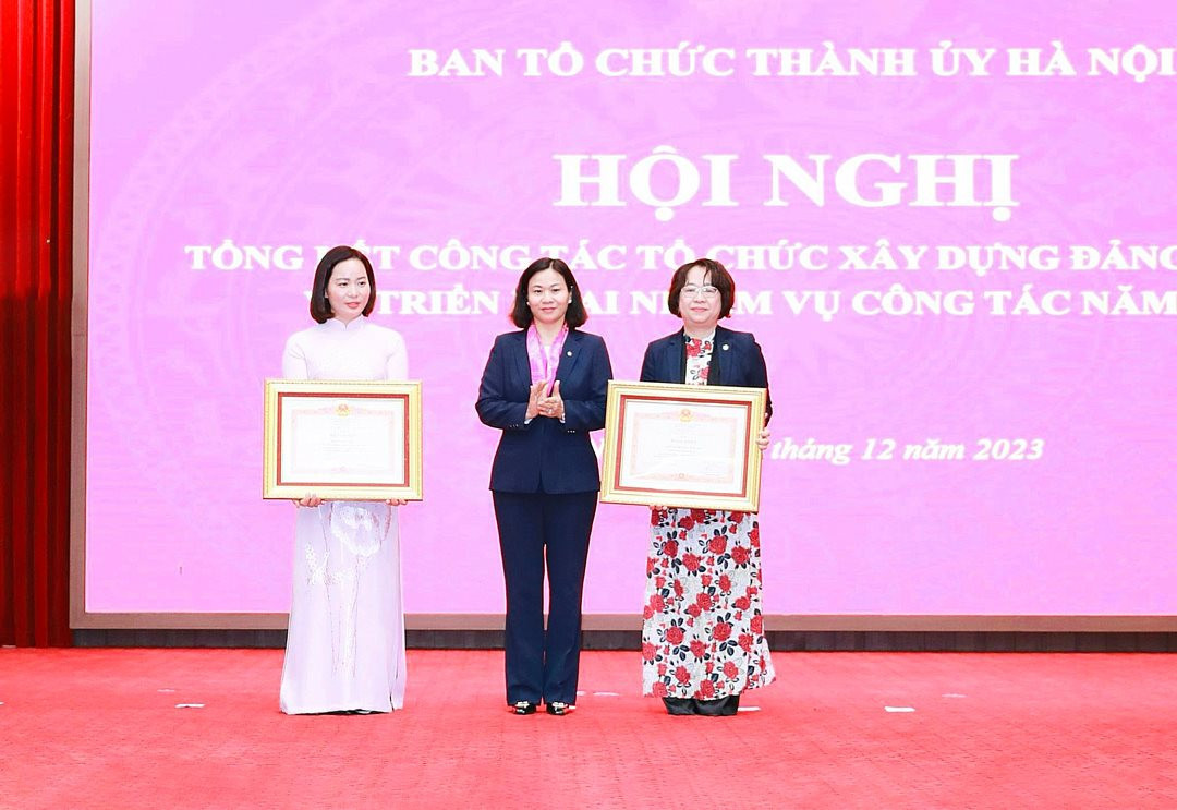 Phó Bí thư Thường trực Thành ủy Hà Nội Nguyễn Thị Tuyến trao Bằng khen tặng các tập thể, cá nhân có thành tích xuất sắc.