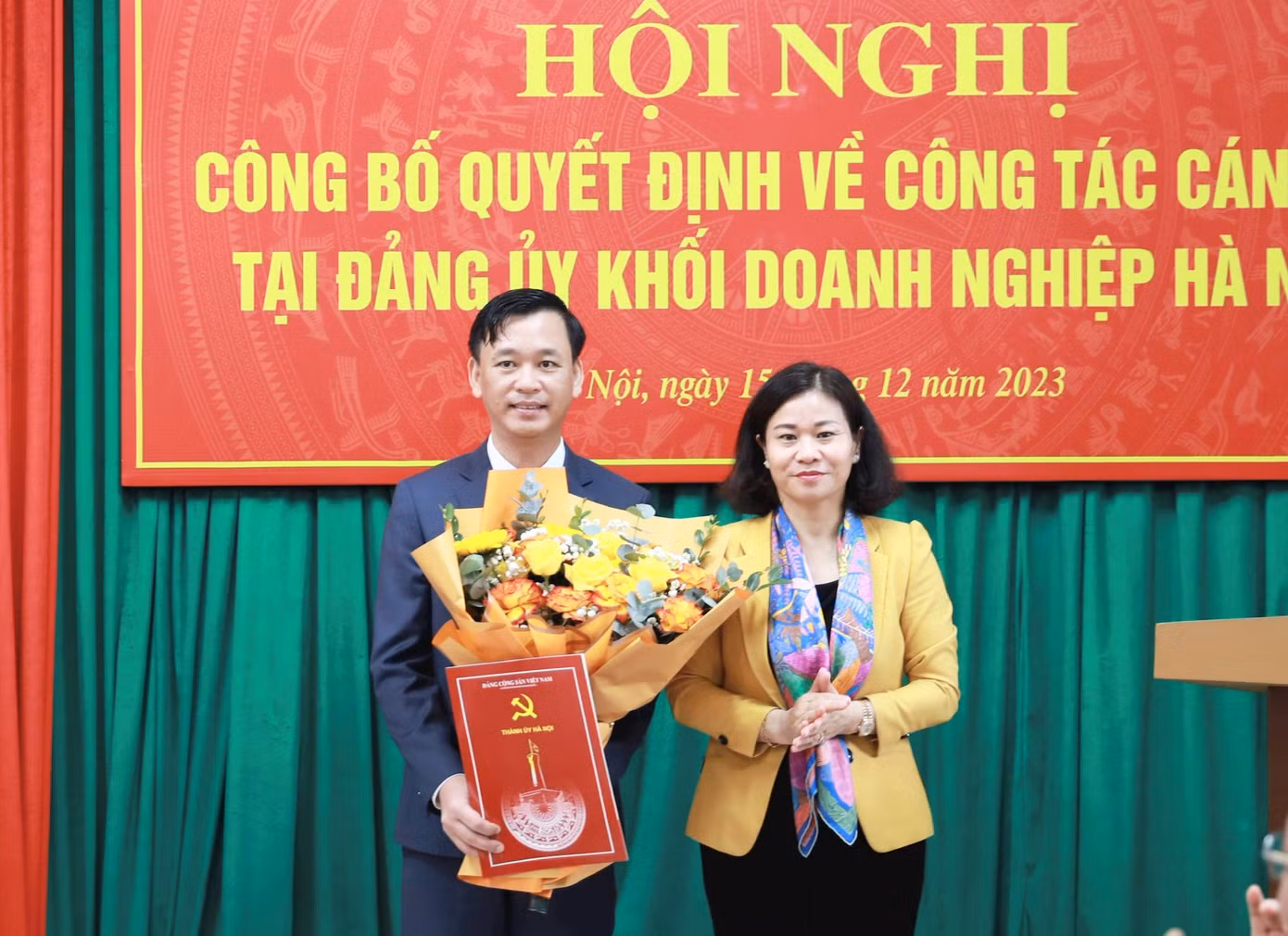 Phó Bí thư Thường trực Thành ủy Hà Nội Nguyễn Thị Tuyến chúc mừng ông Lương Mạnh Sơn được chuẩn y giữ chức Phó Bí thư Đảng ủy Khối doanh nghiệp Hà Nội. Phó Bí thư Thường trực Thành ủy Hà Nội Nguyễn Thị Tuyến chúc mừng ông Lương Mạnh Sơn được chuẩn y giữ chức Phó Bí thư Đảng ủy Khối doanh nghiệp Hà Nội.