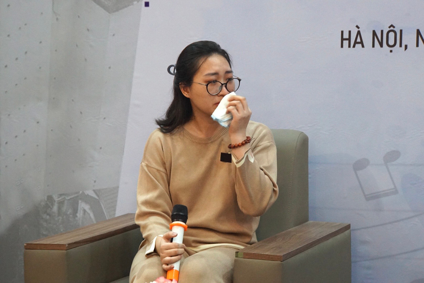 Chị Phạm Khánh Linh xúc động khi nhắc tới vụ cháy Chị Phạm Khánh Linh xúc động khi nhắc tới vụ cháy