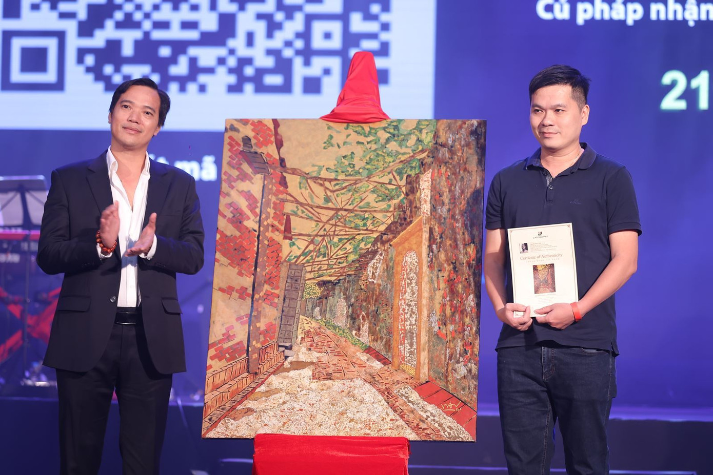 Bức tranh "Ngõ thu vàng" được đấu giá ủng hộ các nạn nhân. Bức tranh "Ngõ thu vàng" được đấu giá ủng hộ các nạn nhân.