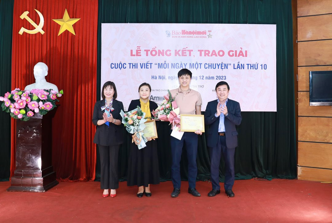 Tổng Biên tập Báo Hà Nội Mới Nguyễn Minh Đức và Phó Trưởng ban Thi đua khen thưởng thành phố Trần Thị Thu Hà trao giải Nhì cho các tác giả đạt giải.