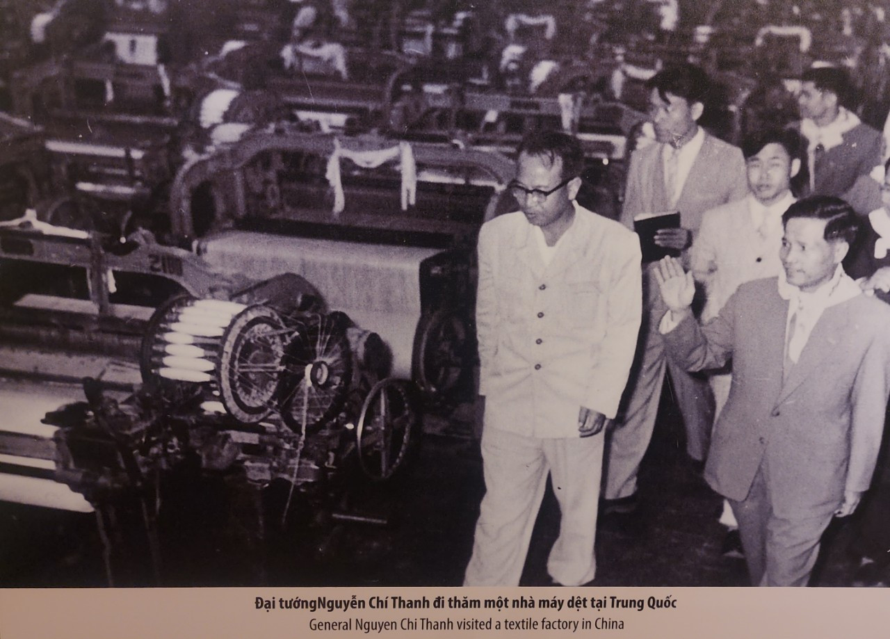 Đại tướng Nguyễn Chí Thanh thăm một nhà máy dệt tại Trung Quốc.