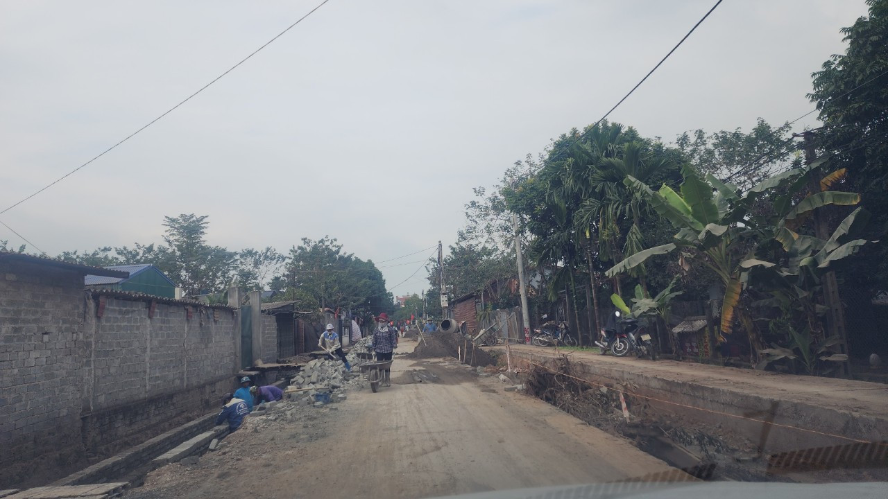 Ông Lại Văn Ước, Phó Chủ tịch UBND xã Hồng Phong cho biết, hiện đơn vị thi công chưa đảm bảo môi trường, thiếu hàng rào cảnh báo và vật liệu xây dựng chưa để đúng quy định. UBND xã sẽ tiếp tục nhắc nhở đơn vị thi công có biện pháp đảm bảo an toàn. Ông Lại Văn Ước, Phó Chủ tịch UBND xã Hồng Phong cho biết, hiện đơn vị thi công chưa đảm bảo môi trường, thiếu hàng rào cảnh báo và vật liệu xây dựng chưa để đúng quy định. UBND xã sẽ tiếp tục nhắc nhở đơn vị thi công có biện pháp đảm bảo an toàn.