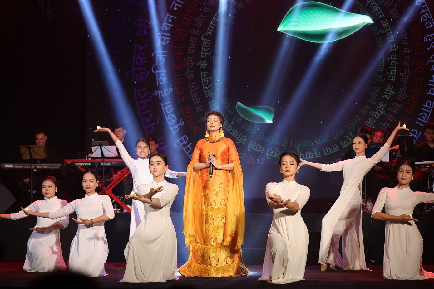 Ca sĩ Ngọc Khuê cùng các nghệ sĩ biểu diễn tại đêm nhạc từ thiện "Cánh hoa bay". Ca sĩ Ngọc Khuê cùng các nghệ sĩ biểu diễn tại đêm nhạc từ thiện "Cánh hoa bay".