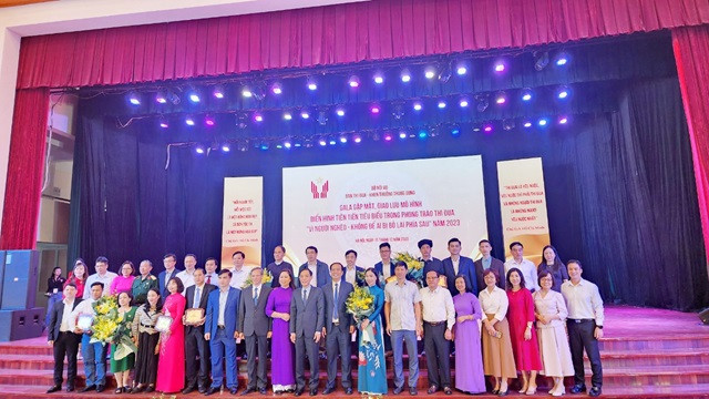 Các đại biểu chụp hình lưu niệm Các đại biểu chụp hình lưu niệm