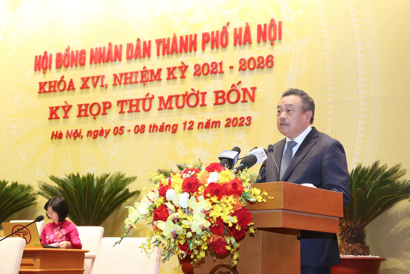 Chủ tịch UBND TP. Hà Nội Trần Sỹ Thanh phát biểu tại buổi chất vấn