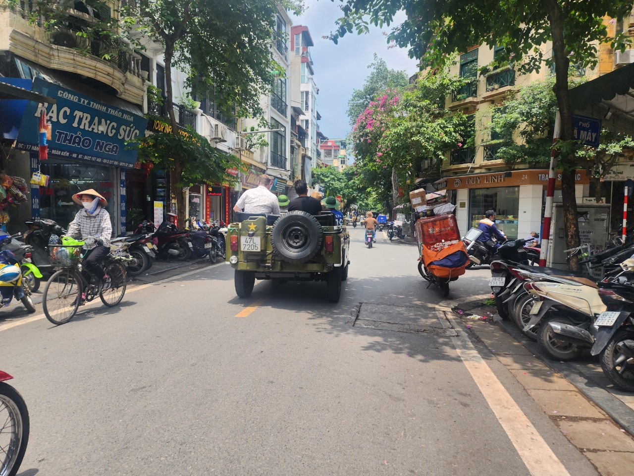 Xe BKS 47L-7205 chở khách du lịch di chuyển trên các tuyến phố Hà Nội