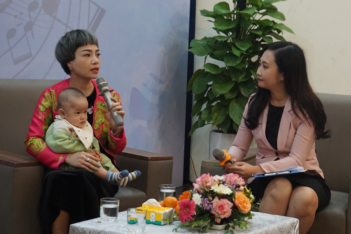 Ca sĩ Ngọc Khuê (bên trái) chia sẻ với các gia đình nạn nhân Ca sĩ Ngọc Khuê (bên trái) chia sẻ với các gia đình nạn nhân