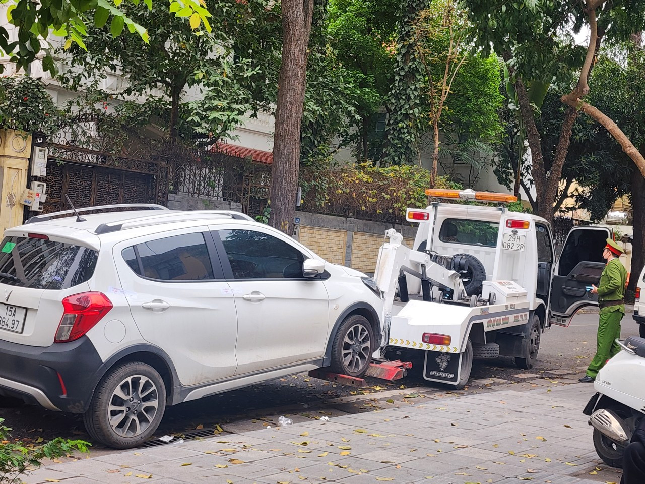 Lực lượng chức năng quận Hai Bà Trưng xử lý xe ô tô dừng đỗ sai quy định Lực lượng chức năng quận Hai Bà Trưng xử lý xe ô tô dừng đỗ sai quy định