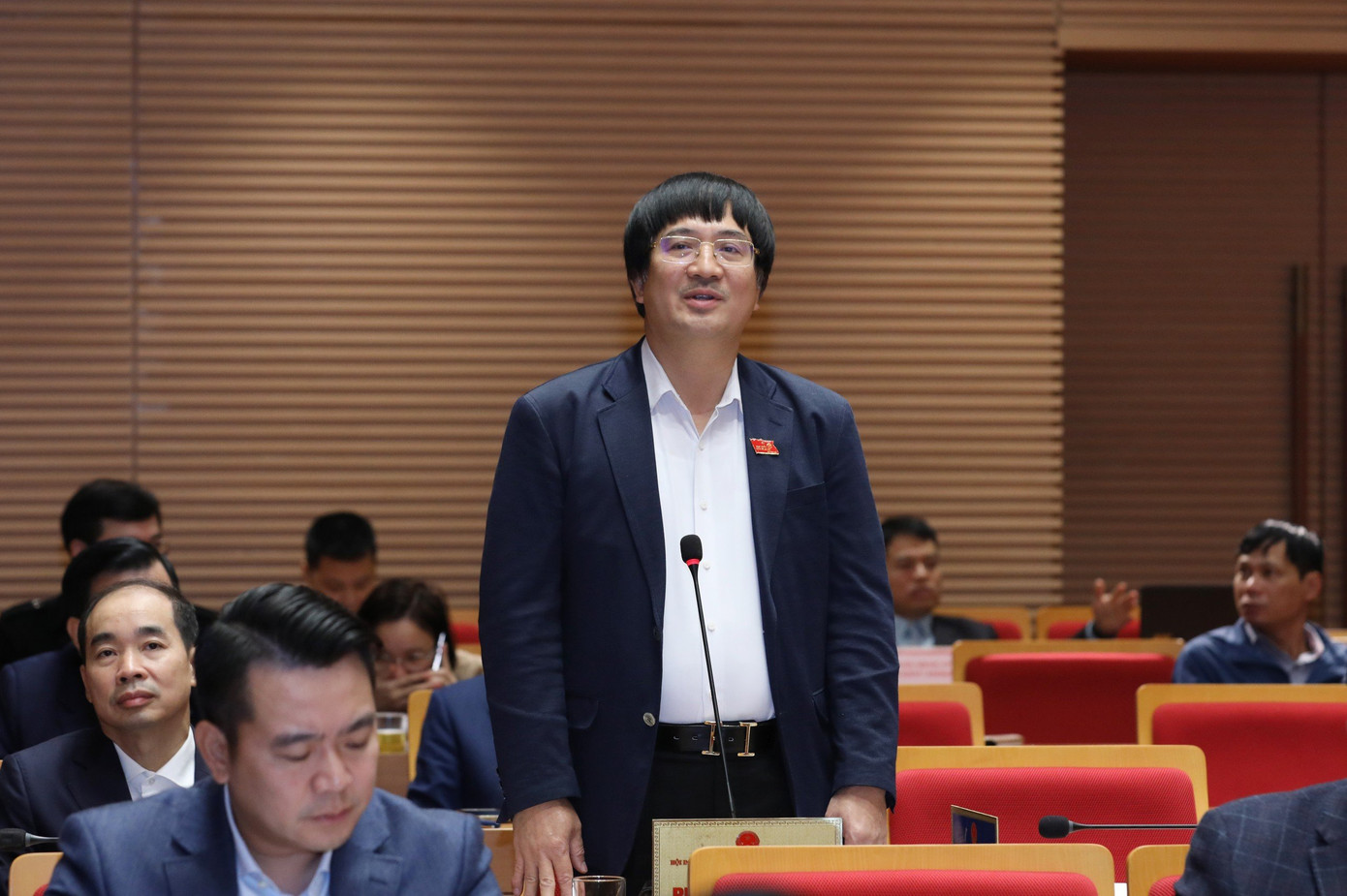 Đại biểu Phạm Đình Đoàn phát biểu tại hội trường.