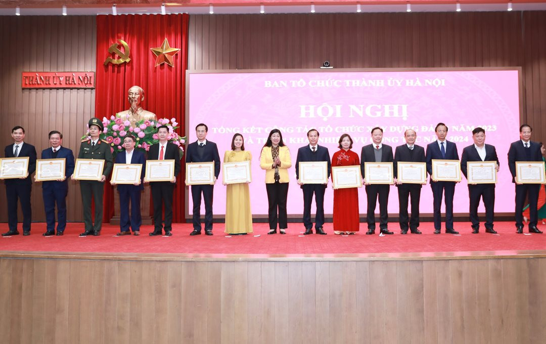 Các cá nhân có thành tích xuất sắc được trao Bằng khen của Ban Thường vụ Thành ủy.