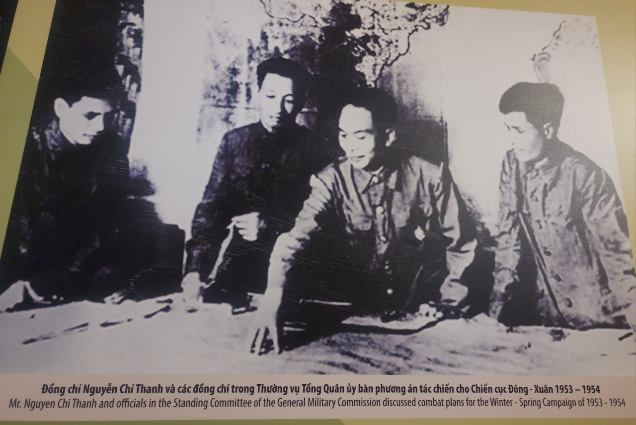 Đại tướng Nguyễn Chí Thanh bàn phương án tác chiến cho chiến Cục Đông - Xuân 1953-1954