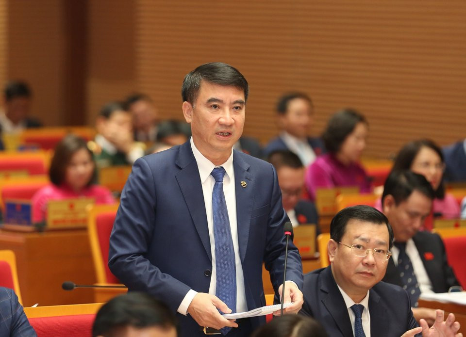 Giám đốc Sở Tài chính Nguyễn Xuân Lưu trả lời câu hỏi của đại biểu