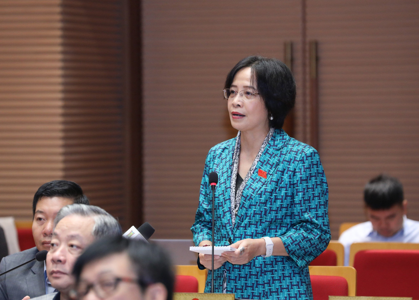 Các đại biểu thảo luận tại hội trường