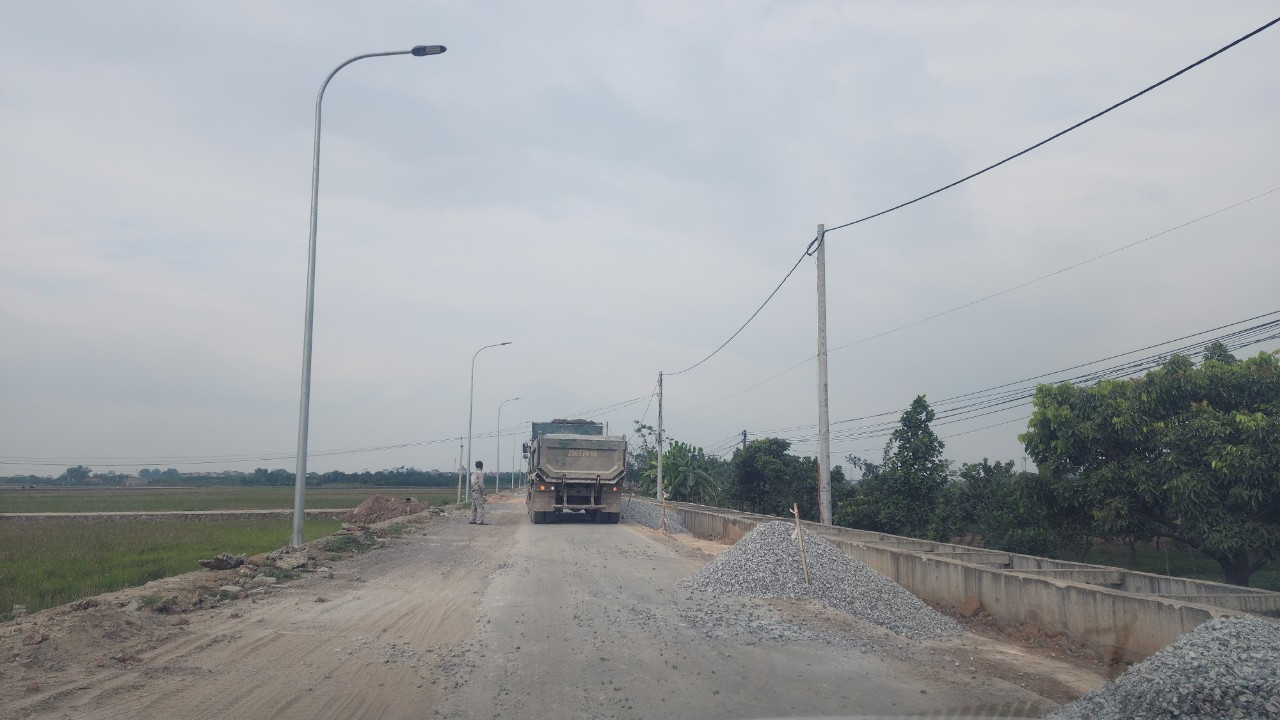 Đơn vị thi công đang triển khai các hạng mục xây dựng nhưng không có biển cảnh báo công trường, biển hạn chế tốc độ. Đơn vị thi công đang triển khai các hạng mục xây dựng nhưng không có biển cảnh báo công trường, biển hạn chế tốc độ.